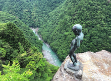 La statua del bambino della Iya Valley