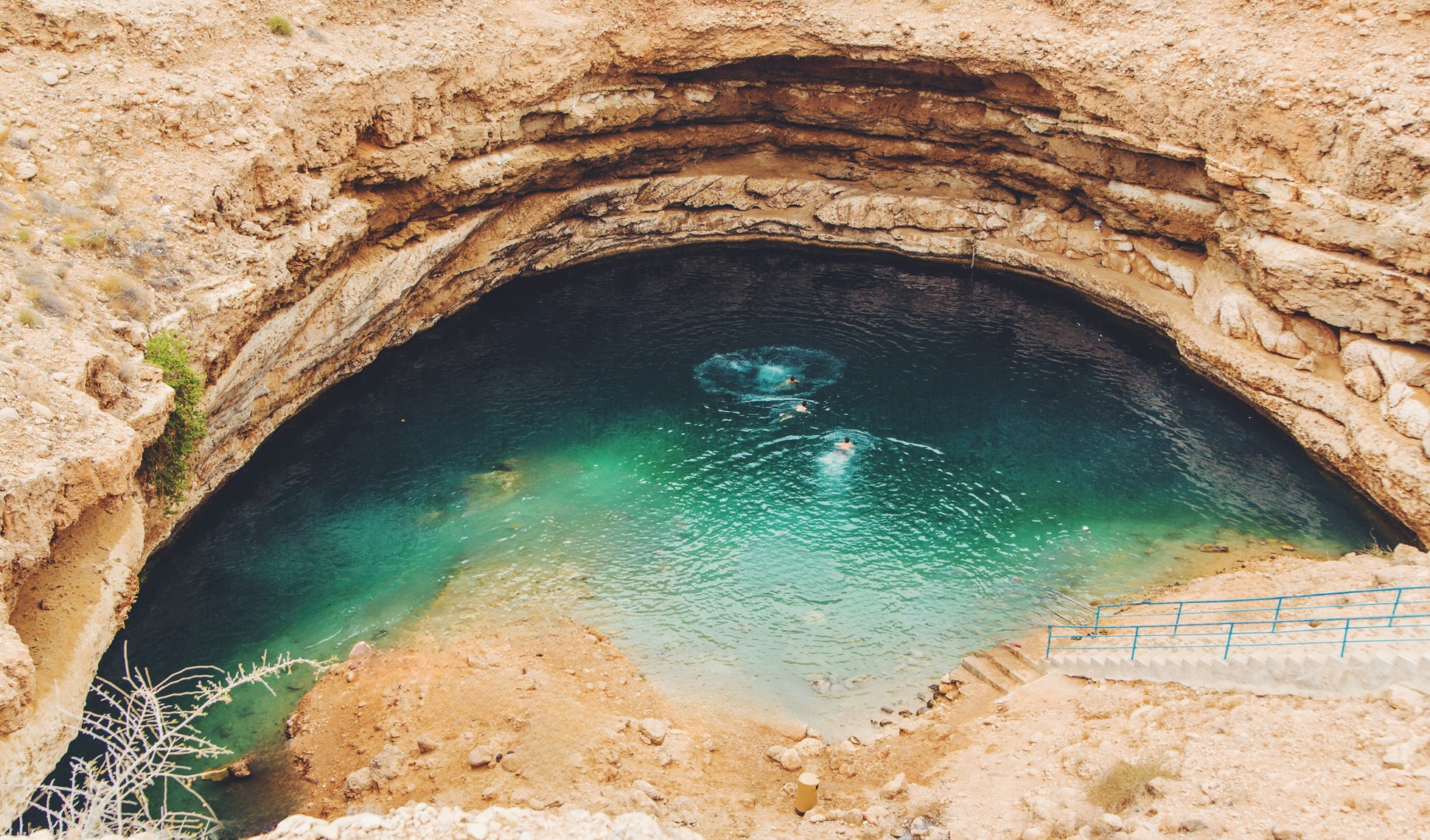 Bimmah Sinkhole | #Oman #viaggigiovani Bimmah Sinkhole | Katerina Kerdi on Unsplash | Viaggigiovani.it
