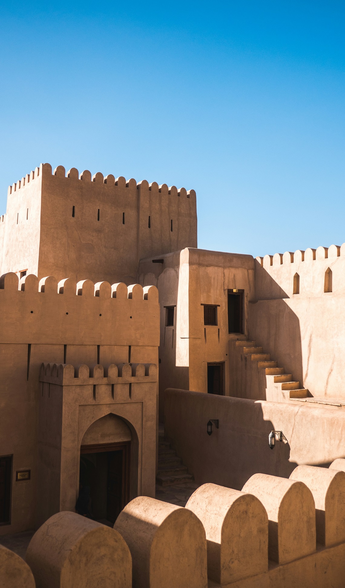 Nizwa Fort | #Oman #viaggigiovani Nizwa Fort | Ruben Hanssen on Unsplash | Viaggigiovani.it