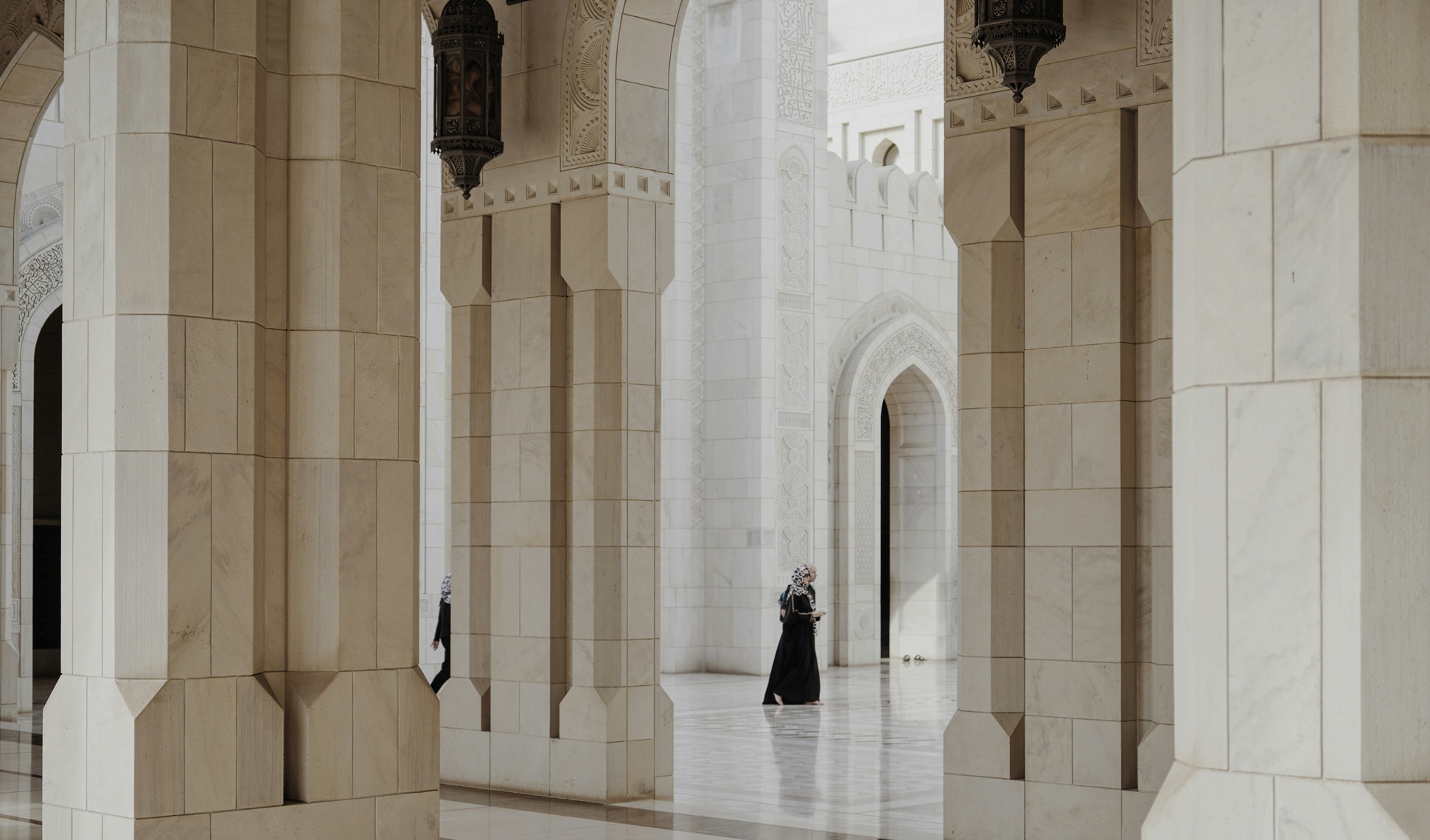 Sultan Qaboos Mosque, Muscat, Oman | #Oman #viaggigiovani Sultan Qaboos Mosque Muscat Oman | Mostafa Meraji on Unsplash | Viaggigiovani.it