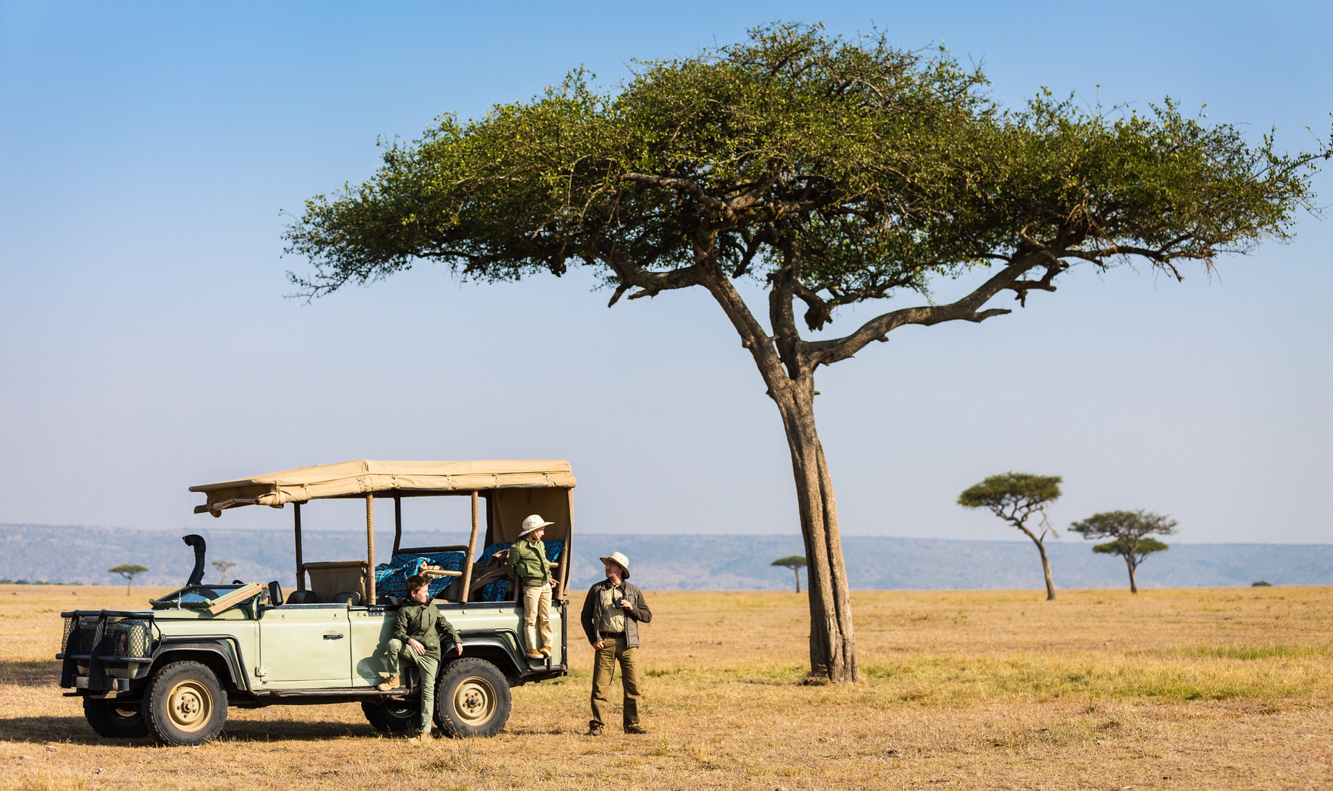 Una famiglia durante un safari in Africa | #Safari in Africa #viaggigiovani Abbigliamento per safari in Africa | Viaggigiovani.it