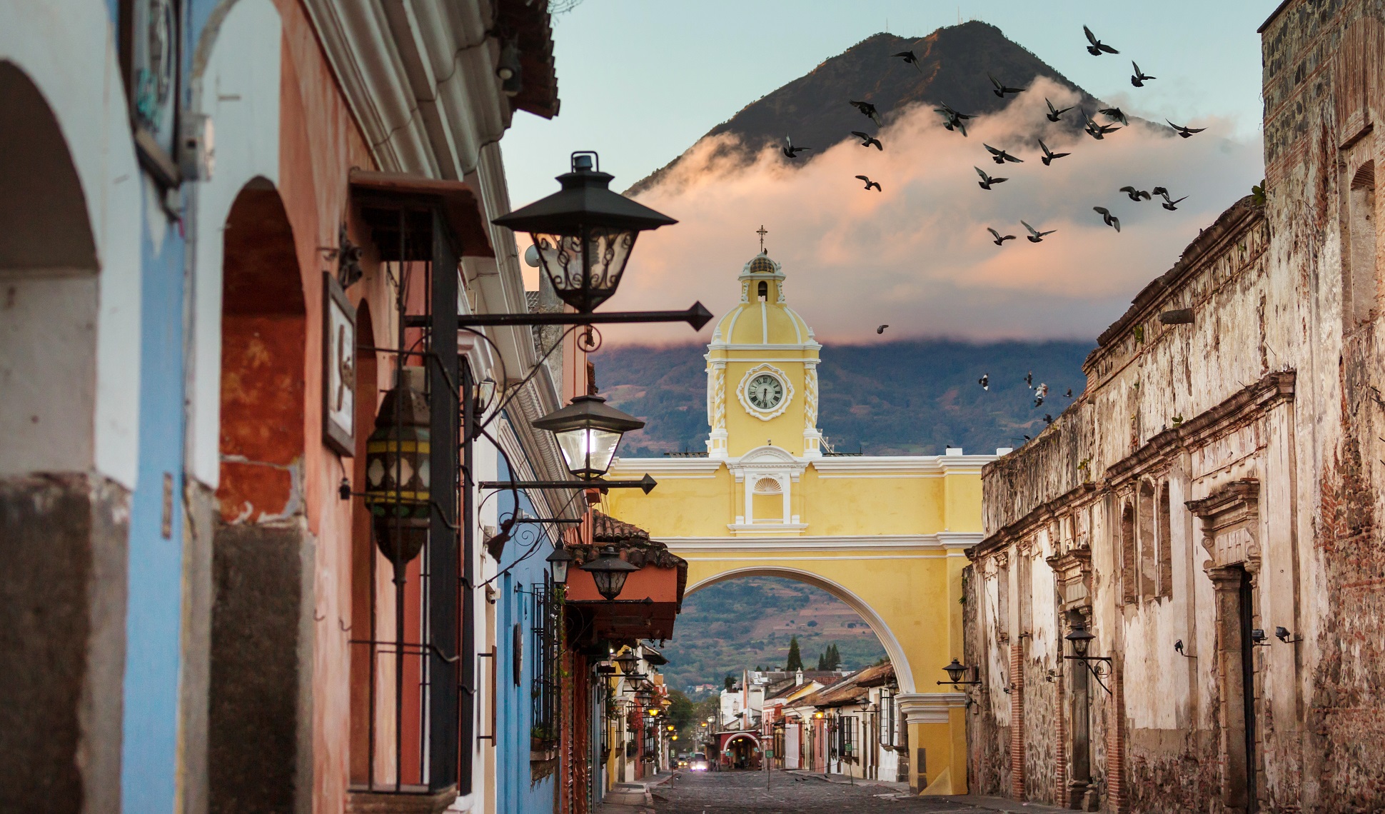 Antigua Guatemala. Vulcani attivi e l'atmosfera dei tempi antichi.