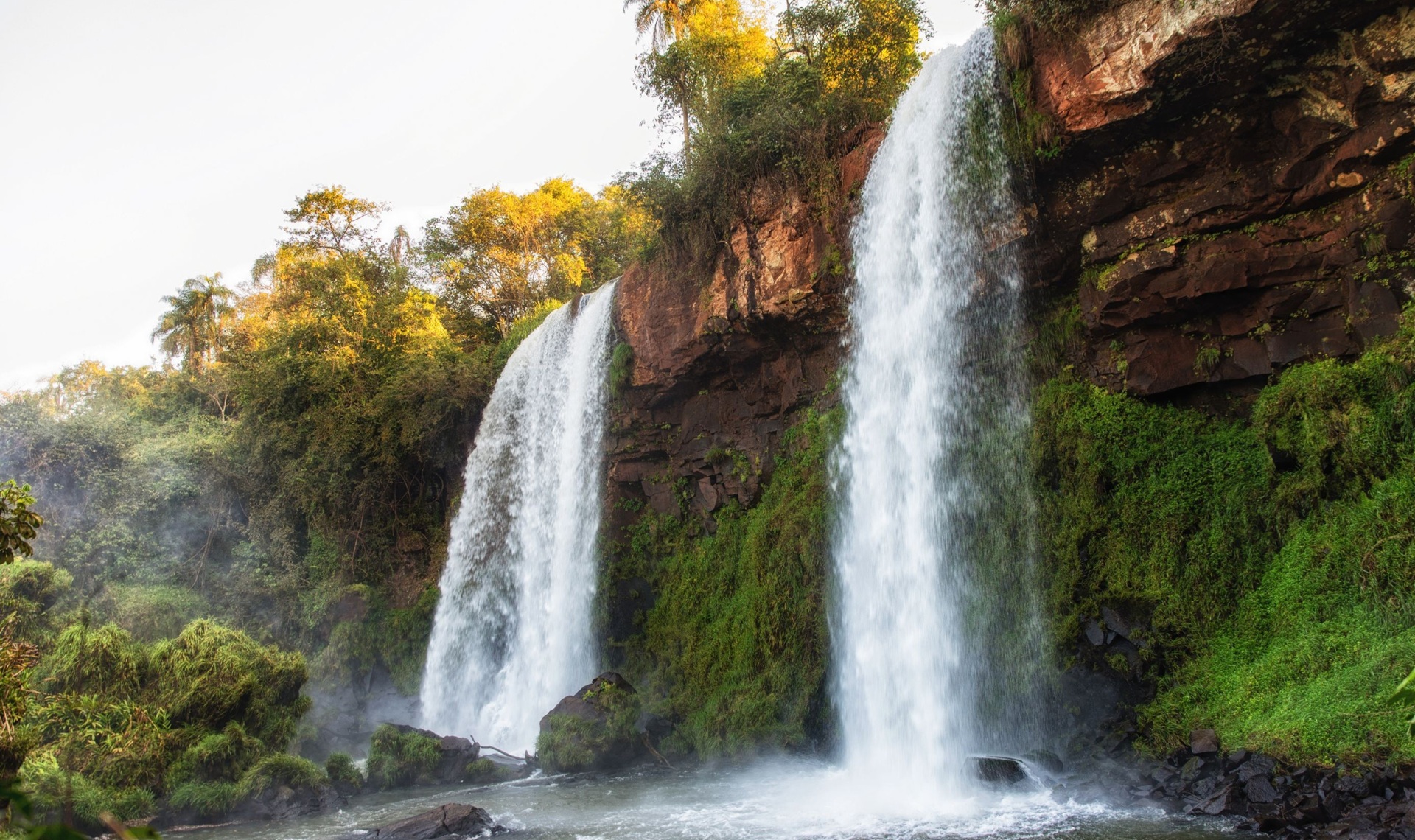 La cascata di Dos Hermanas | #Argentina #Brasile #viaggigiovani Dos Hermanas | Cascate Iguazú | Atosan on Canva | Viaggigiovani.it