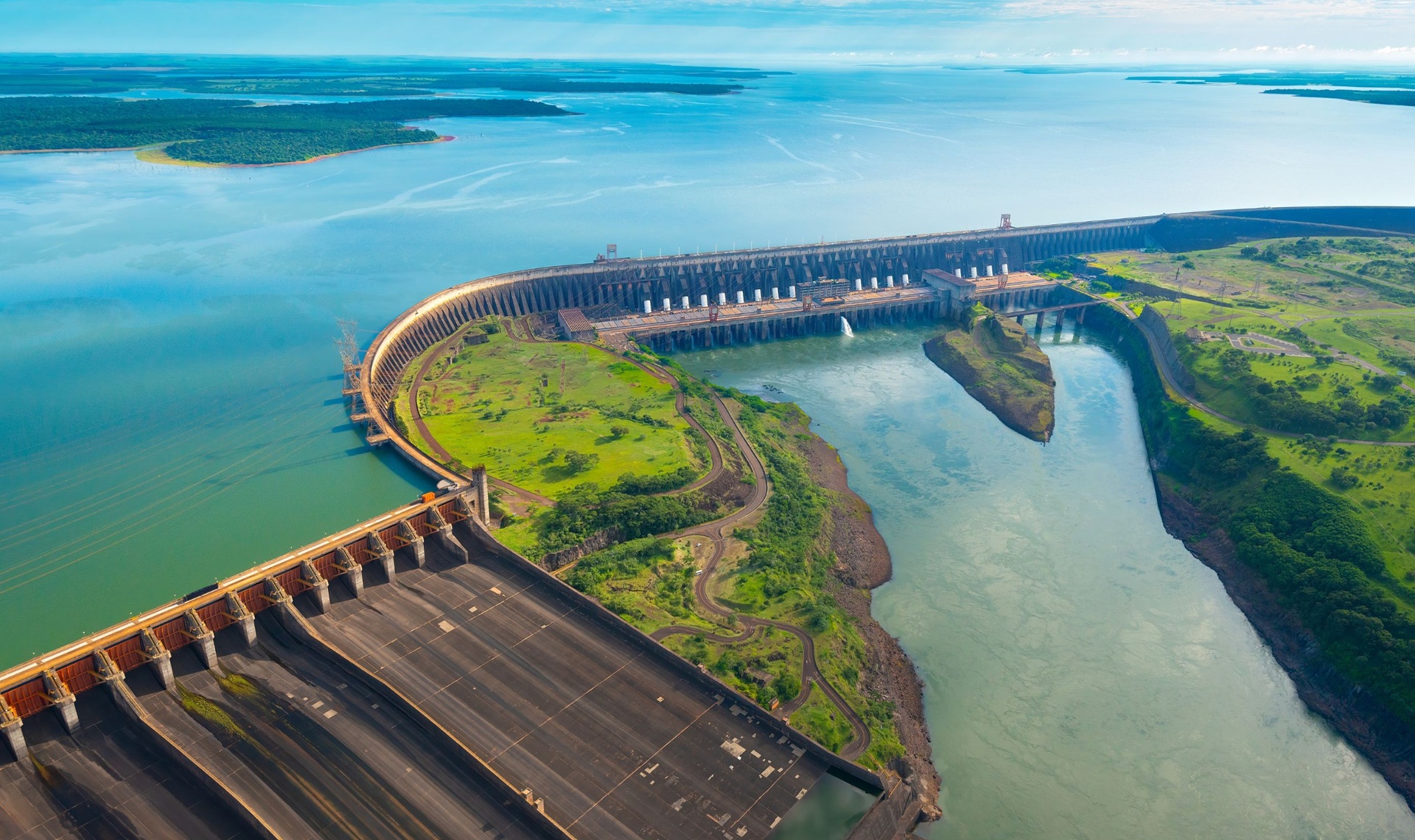 Diga di Itaipú | #Paraguay #Brasile #viaggigiovani Diga di Itaipú | Cascate Iguazú | Tifonimages on Canva | Viaggigiovani.it