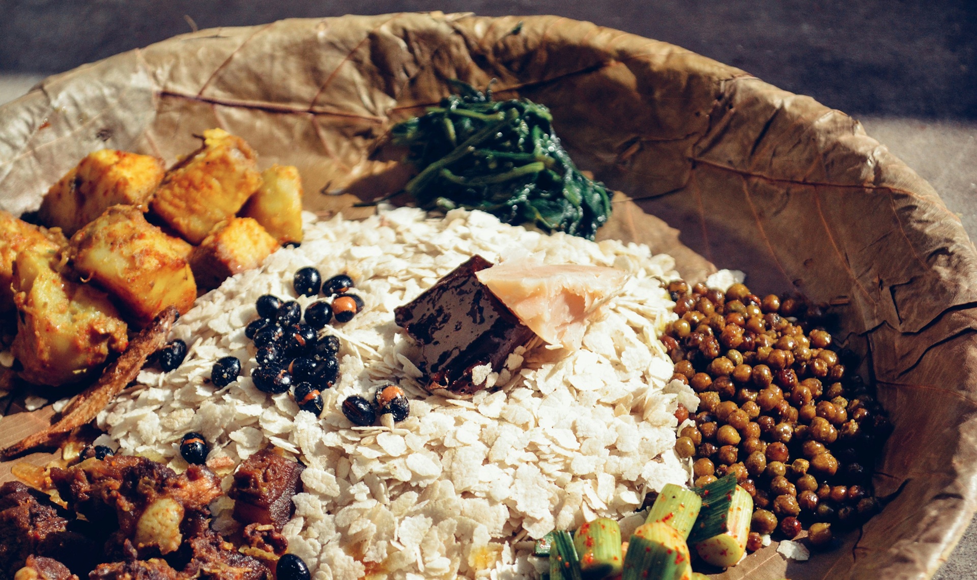 Samay baji, cucina nepalese | #Nepal #viaggigiovani Samay baji, cucina nepalese | Sajan Rajbahak on Unsplash | Viaggigiovani.it
