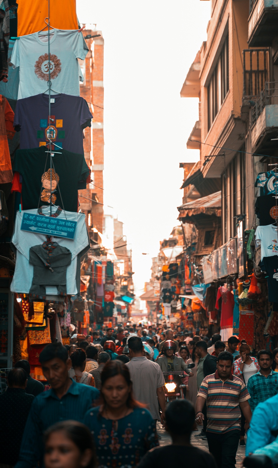 Tra le vie di Kathmandu | #Nepal #viaggigiovani Tra le vie di Kathmandu | Elton Sa on Unsplash | Viaggigiovani.it