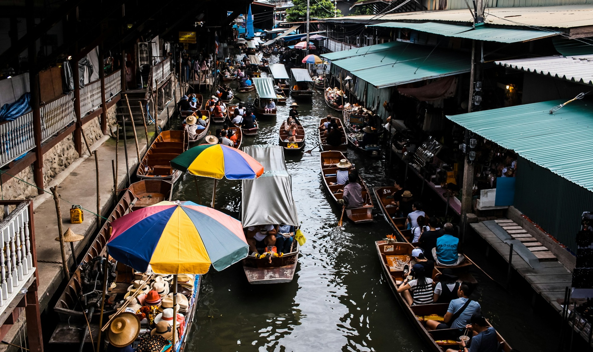 Mercato galleggiante di Damnoen Saduak | #Bangkok #viaggigiovani Mercato galleggiante di Damnoen Saduak | Frida Aguilar Estrada on Unsplash | Viaggigiovani.it