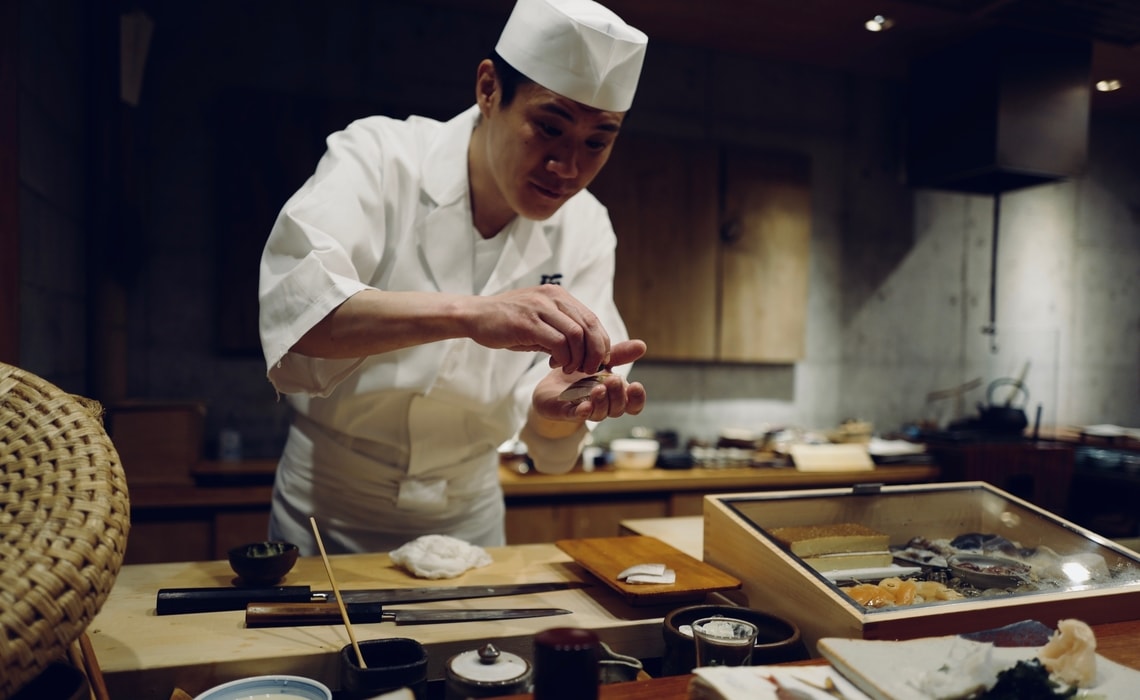 Mangia il sushi come farebbe un giapponese