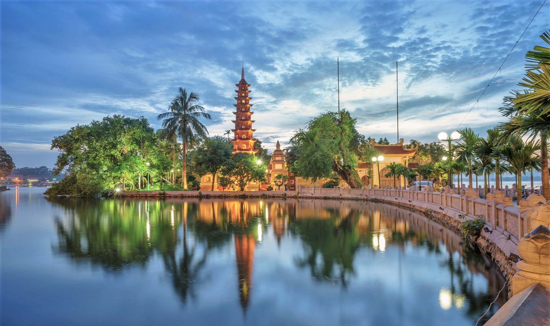 Tran Quoc Pagoda sul West Lake, Hanoi | Shutterstock | Viaggigiovani.it