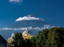 Vista del vulcano Pacaya da Antigua Guatemala