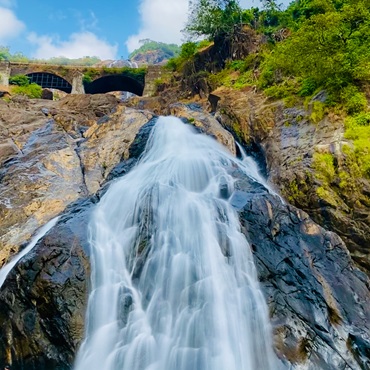 Dudhsagar Falls | #viaggigiovani #TourIndia Dudhsagar Falls | Top 3 India Mumbai e Goa | Shiv Patel on Unsplash