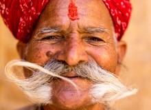 Uomo indiano che sorride