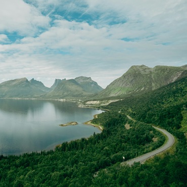 Strada panoramica di Senja | #viaggigiovani #Norvegia Strada panoramica di Senja | Top 3 Norvegia | Felix Bacher on Unsplash