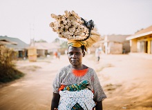 Donna che trasporta legno ad Entebbe