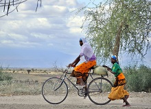 Donne masai lungo la strada