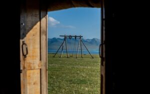 Vista da una yurta al lago Son Kul | Viaggiare in Kirghizistan