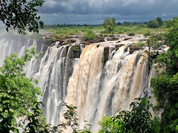 Rimanere senza parole davanti alle imponenti Cascate Vittoria