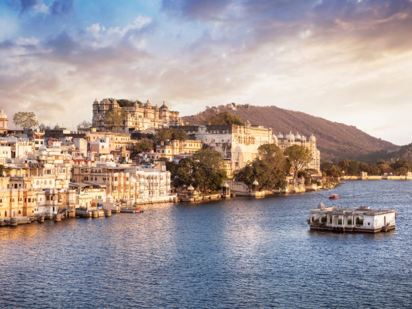 Osservare il tramonto sul Lago Pichola di Udaipur