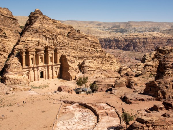 Camminare tra gli oltre 800 monumenti di Petra, la citta' rosa