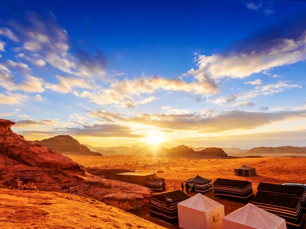Tramonto sul campo tendato nel Wadi Rum | Giordania Viaggio