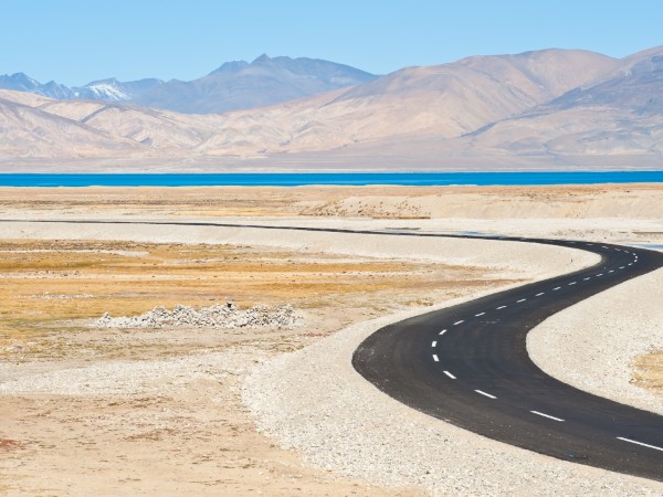 Percorrere la Friendship Highway, tra cielo e terra