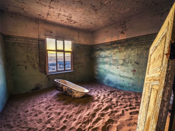 Passeggiare nella città fantasma di Kolmanskop