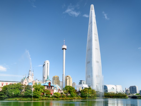 Toccare il cielo con un dito alla Lotte Tower di Seoul