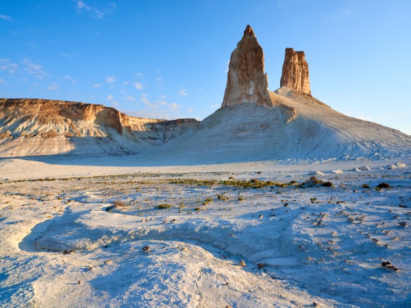 Fare un salto sulla luna nei candidi pilastri di Bozzhira