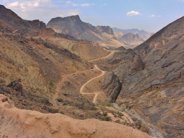 Ammirare il panorama lungo il Wadi Bani Awf