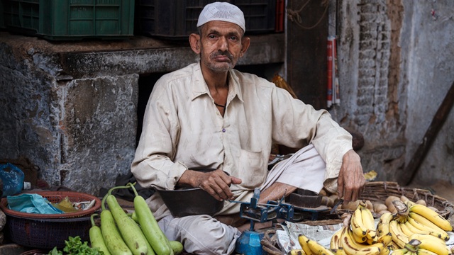 Uomo al mercato di Delhi | Tour India Holi Festival