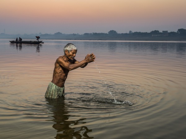 Navigare all'alba sulle acque del Gange vista Varanasi