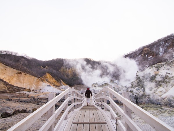 Ascoltare il mormorio della terra lungo i sentieri di Jigokudani, l'Hell Valley