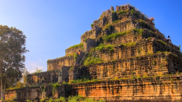 Piramide di Prasat Thom | Tour in Cambogia