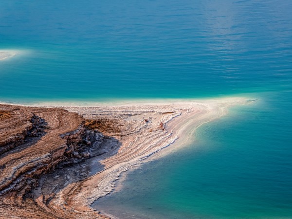 Galleggiare nelle acque minerali del Mar Morto