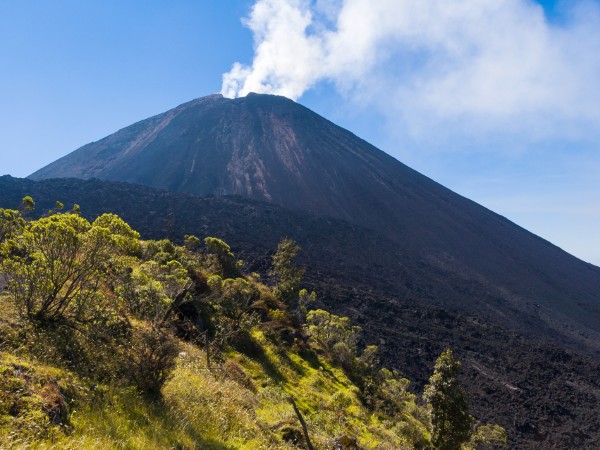 Camminare lungo le pendici fumanti del Vulcano Pacaya