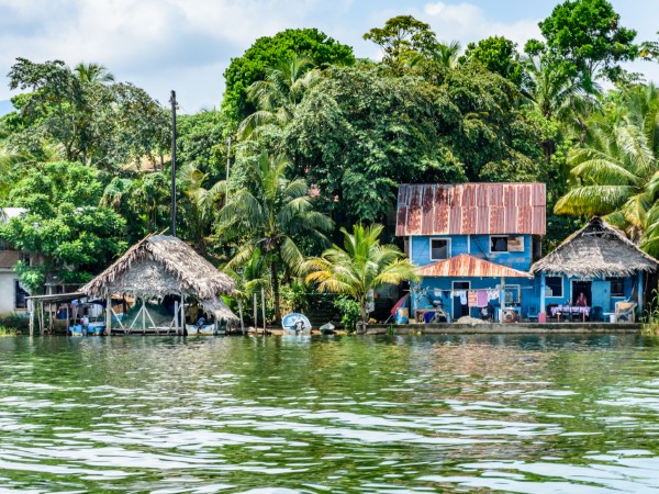 Navigare attraverso il Río Dulce fino alla costa caraibica