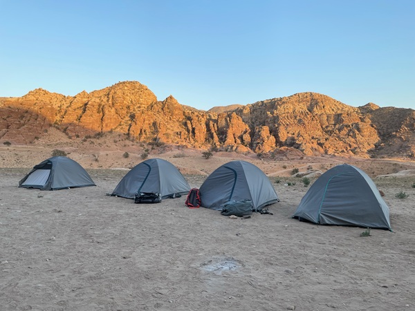 Addormentarsi in tenda lontano da tutti vicini a nessuno