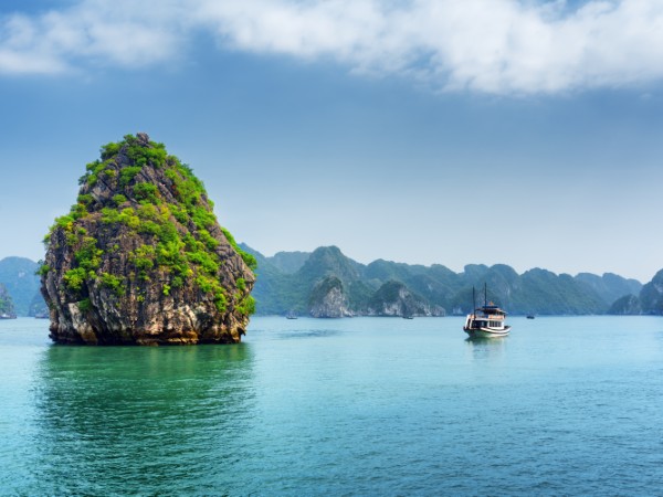 Navigare la baia Bai Tu Long