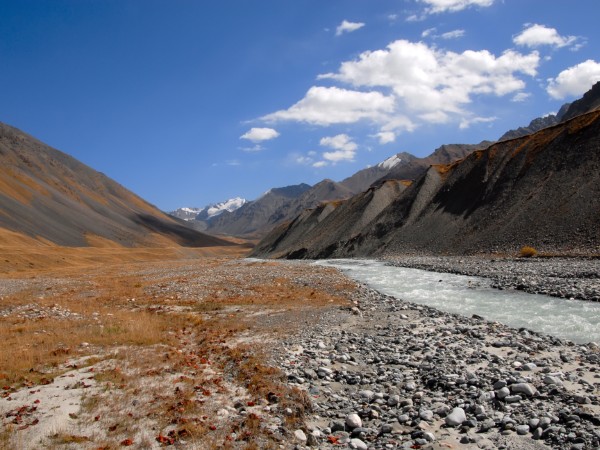 Cavalcare attraverso il parco nazionale di Chon Kemin