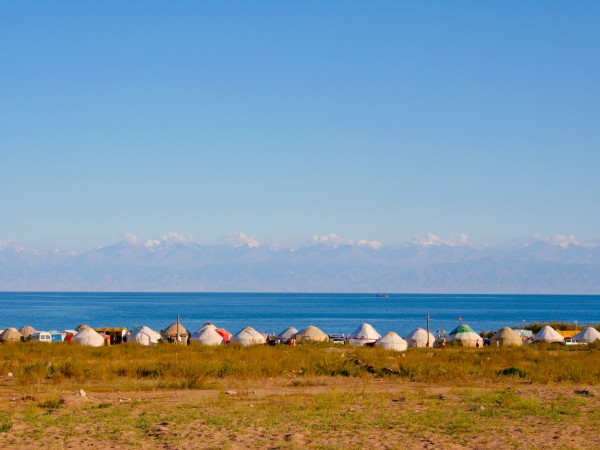 Ammirare i colori del lago alpino Issyk Kul, tra i più grandi al mondo