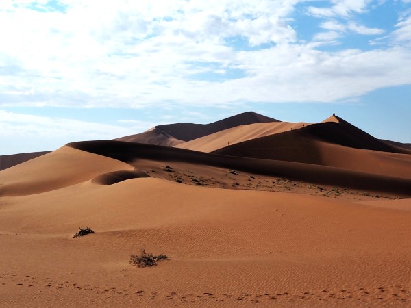 Viaggiare attraverso i rossi e polverosi paesaggi del Namib Desert