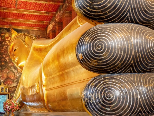 Ammirare il più grande Buddha disteso nel Wat Pho di Bangkok