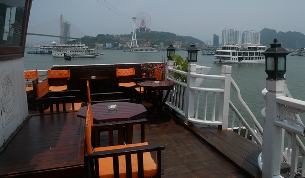 Nave di giunco tavolini all'aperto | Viaggio in Vietnam