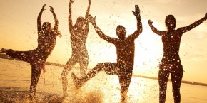 Locali in spiaggia al tramonto | Viaggiare in Australia