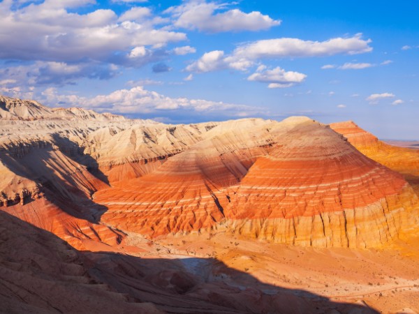 Passeggiare tra i paesaggi surreali e l’anima mutevole di Altyn Emel