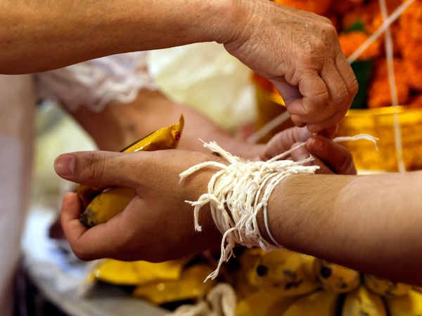 Assistere alla Cerimonia Baci, cuore religioso del Laos, ospiti di una famiglia locale