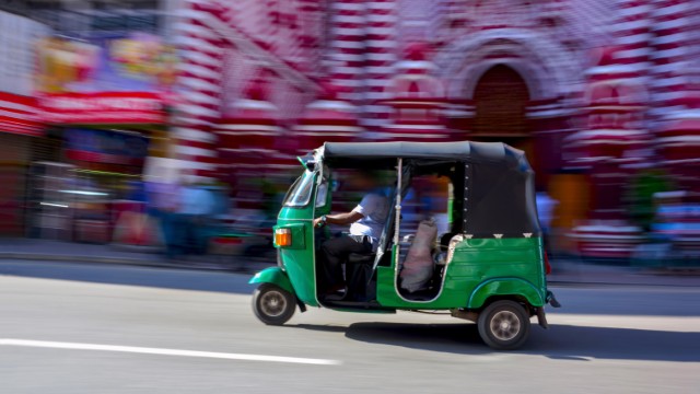 A bordo di un tuk tuk attraverso Colombo | Sri Lanka Viaggi di Famiglia