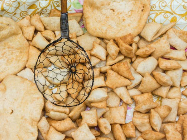 Cucinare manty e boorsok per imparare attraverso il gusto