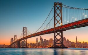 San Francisco skyline con l'Oakland Bay Bridge | Viaggiare in Usa