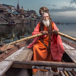 Santone con Varanasi sullo sfondo | Viaggiare in India
